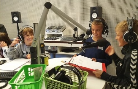 Sch&uuml;ler des Sch&uuml;lerradios „Haste T&ouml;ne&ldquo; der GBS Ochsenwerder im Studio